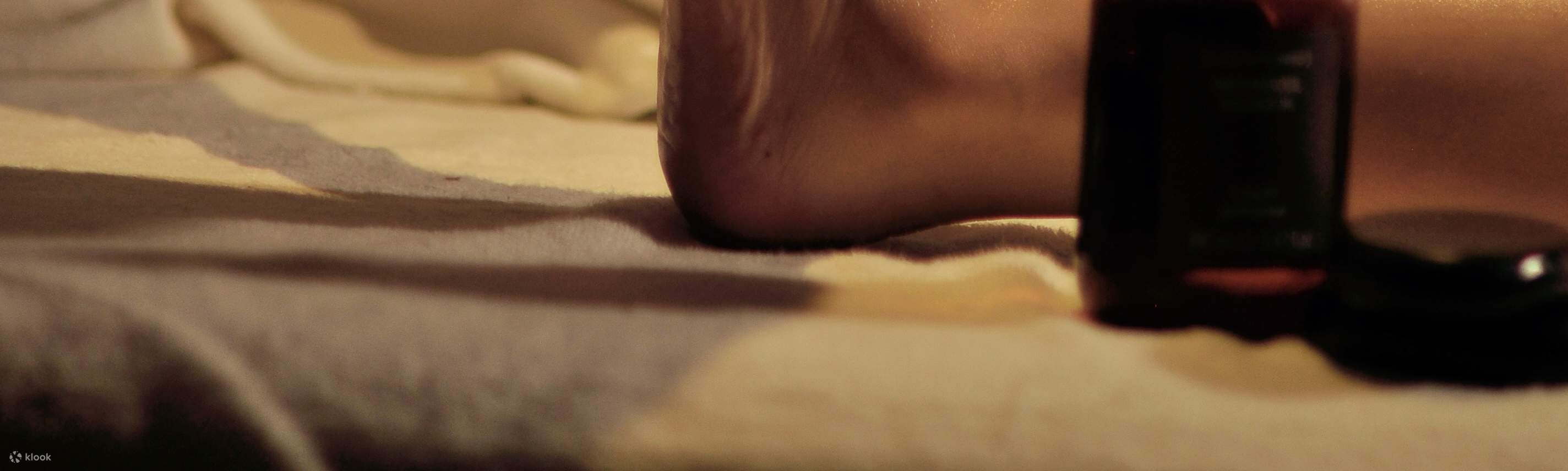 Offrez-vous un moment de détente avec notre massage des pieds signature dans notre boutique à l'atmosphère paisible. Ce soin thérapeutique combine des techniques de pression expertes à nos huiles véganes de première qualité pour revitaliser les pieds et l