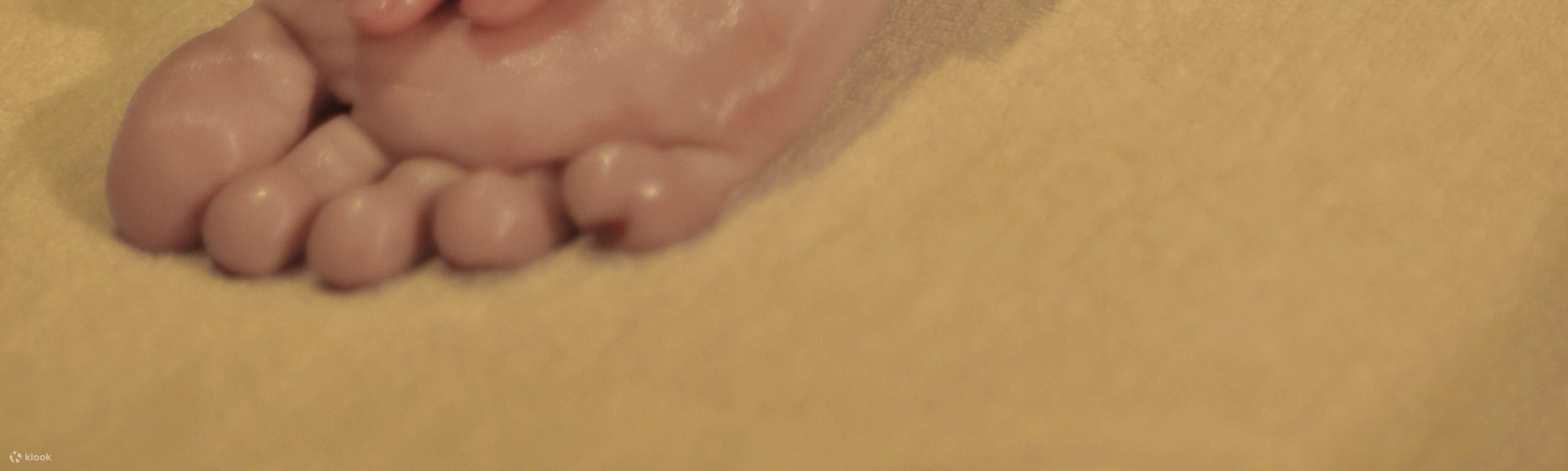 Notre massage aux pierres chaudes de 75 minutes combine des techniques expertes à l'huile d'herbes pour soulager les tensions musculaires. Cette thérapie traditionnelle offre une relaxation profonde et un rajeunissement complet du corps dans notre espace 