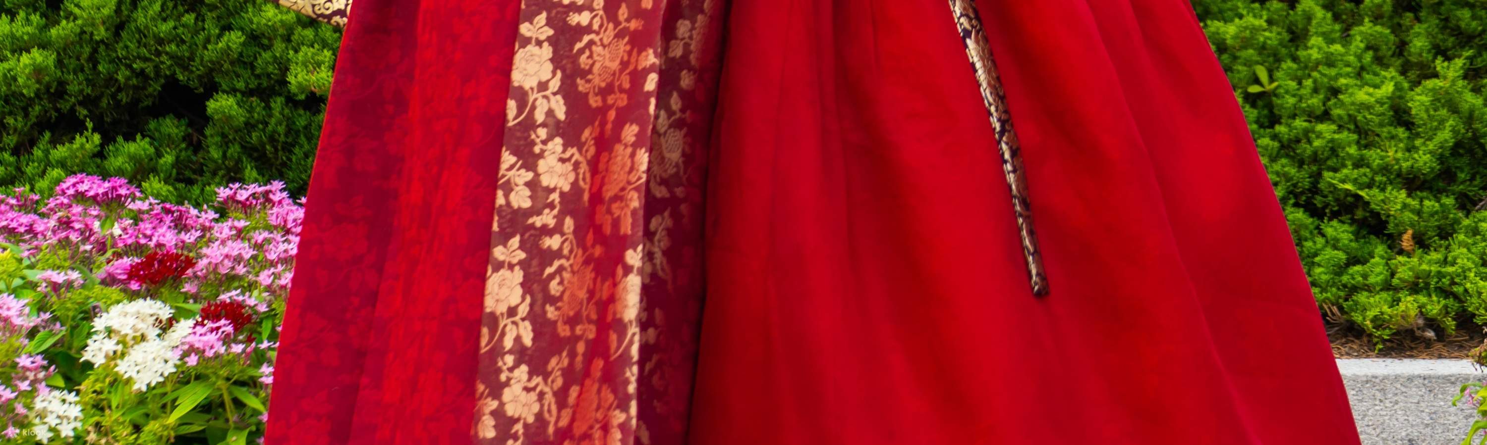 Ôm nhau với trang phục hanbok