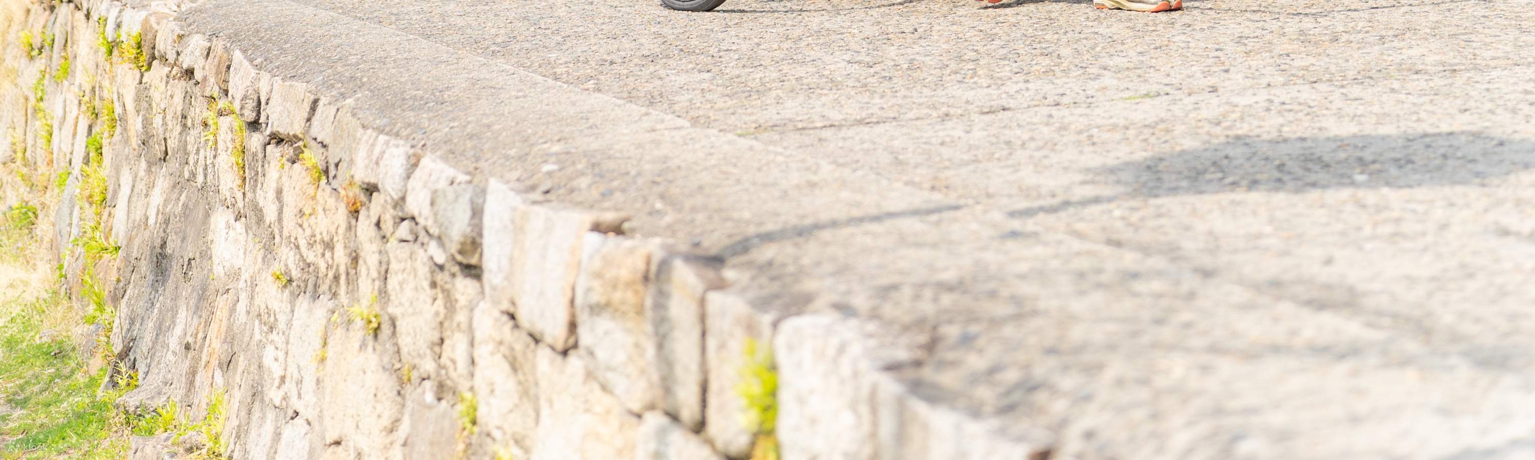 คุณจะได้สัมผัสประสบการณ์ทางวัฒนธรรมได้ทันทีที่ ไอวี่ สแควร์ (Ivy Square) และการสวมชุดกิโมโนที่ร้าน VASARA จะทำให้ประสบการณ์นั้นพิเศษยิ่งขึ้นไปอีก ไอวี่ สแควร์ (Ivy Square) เป็นพื้นที่ที่สวยงามใน: เขตเมืองเก่าคุราชิกิ บิคัง (Kurashiki Bikan District) และทุ