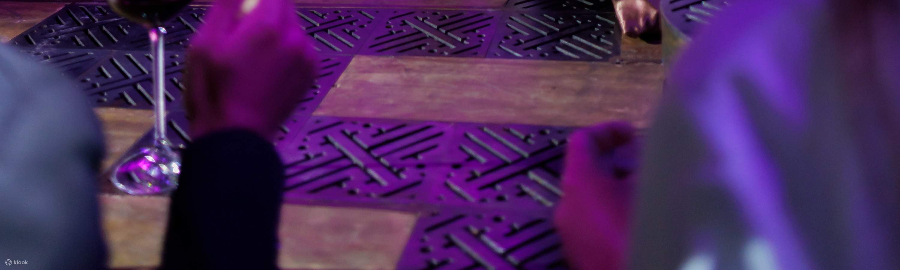 Bar de música en vivo Bangkok | Avani+ Ribera | Objetos perdidos