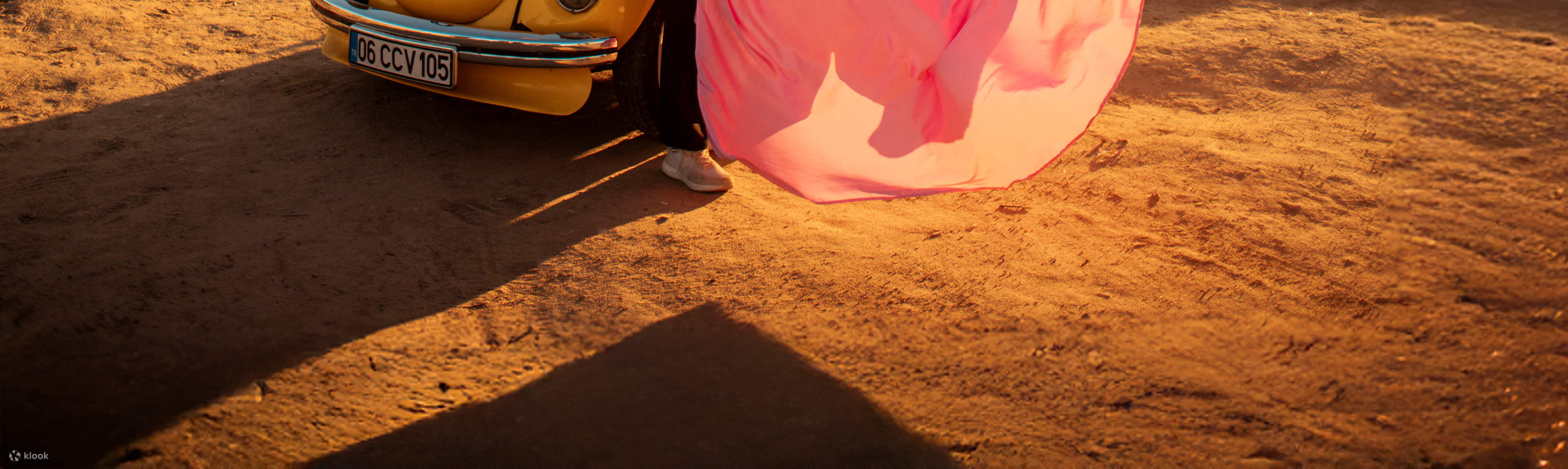 เปล่งประกายอย่างสง่างามด้วยผ้าซาตินท่ามกลางบรรยากาศกลางแจ้งที่สวยงามตระการตา