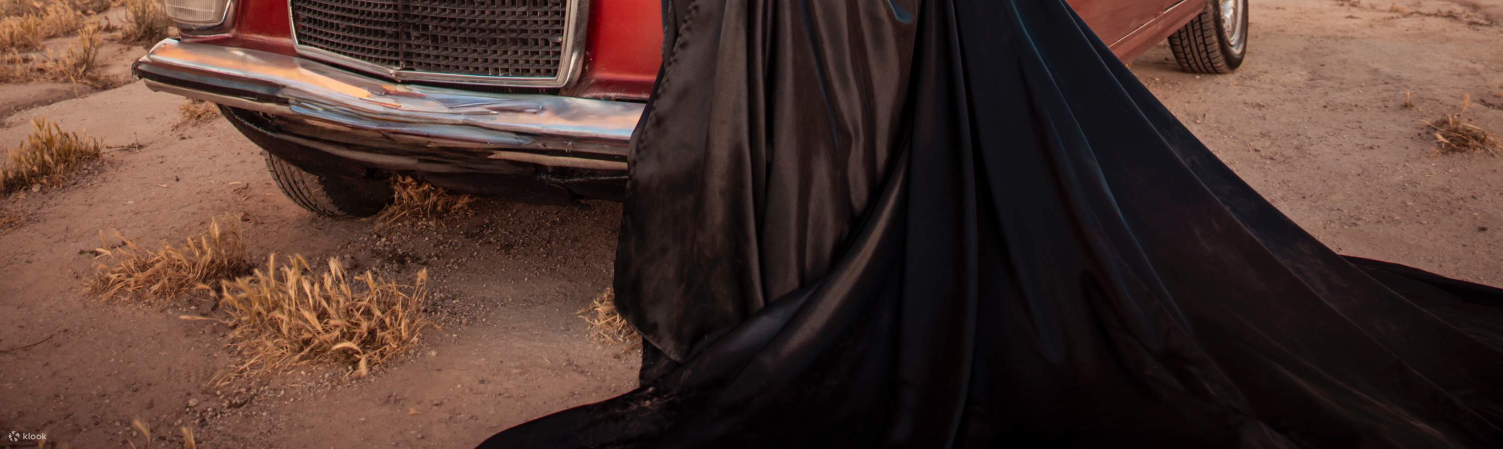 每一步都踏在緞面上，無需一言一語，盡顯戲劇張力