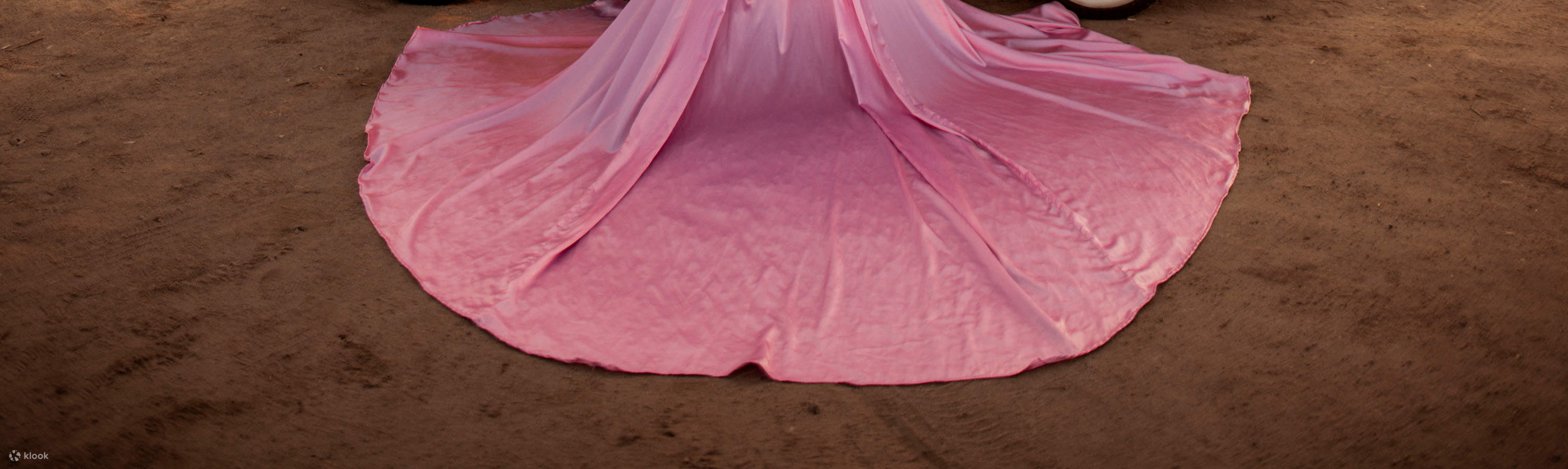 如夢似幻地漫步，感受緞面裙襬曳地，散發靜謐力量