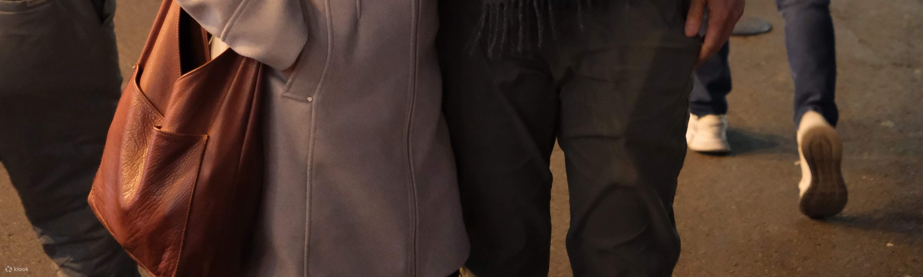 Одна из лучших особенностей корейского барбекю (KBBQ) в Пусане — это разнообразие свежих гарниров, называемых «панчхан» (banchan).