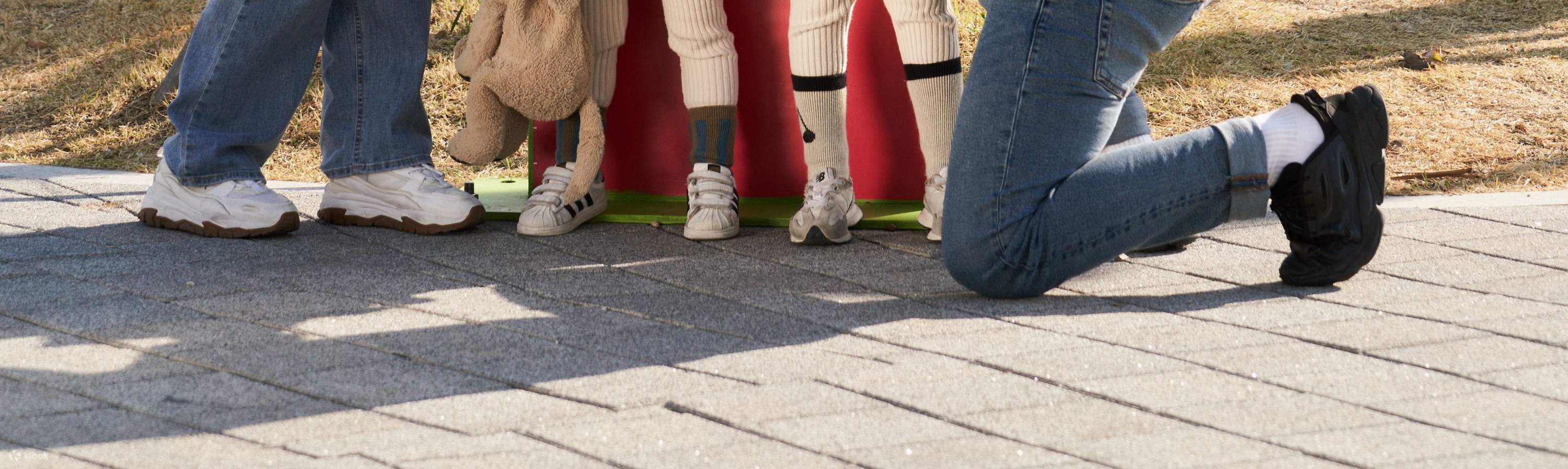 バーの前で家族団らん