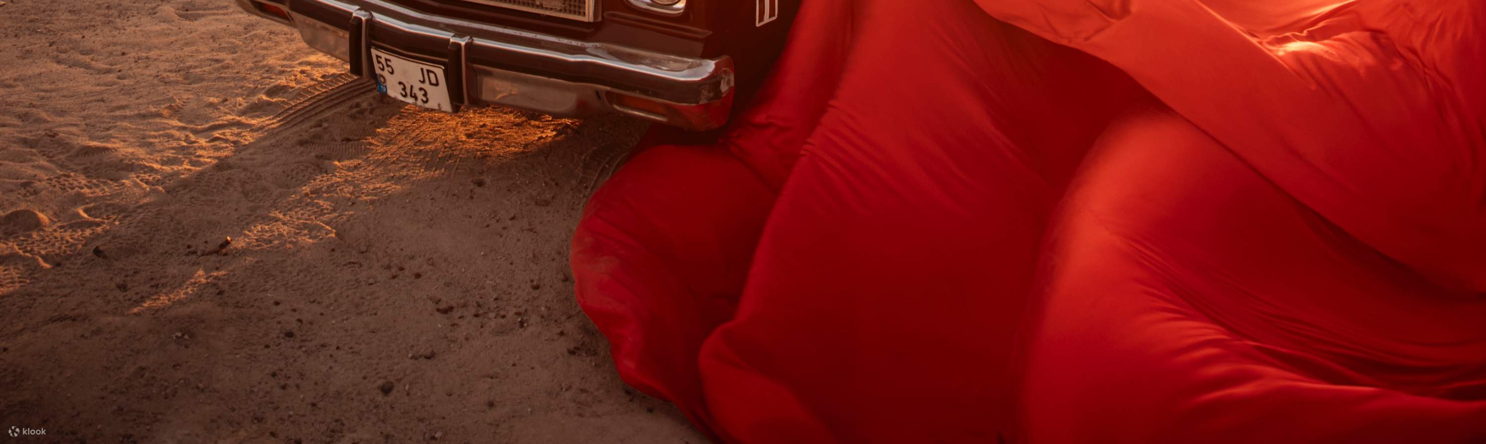 ความงามเหนือกาลเวลาที่โดดเด่นยิ่งขึ้นด้วยเส้นสายที่เรียบง่ายและความเปล่งประกายแบบซาติน