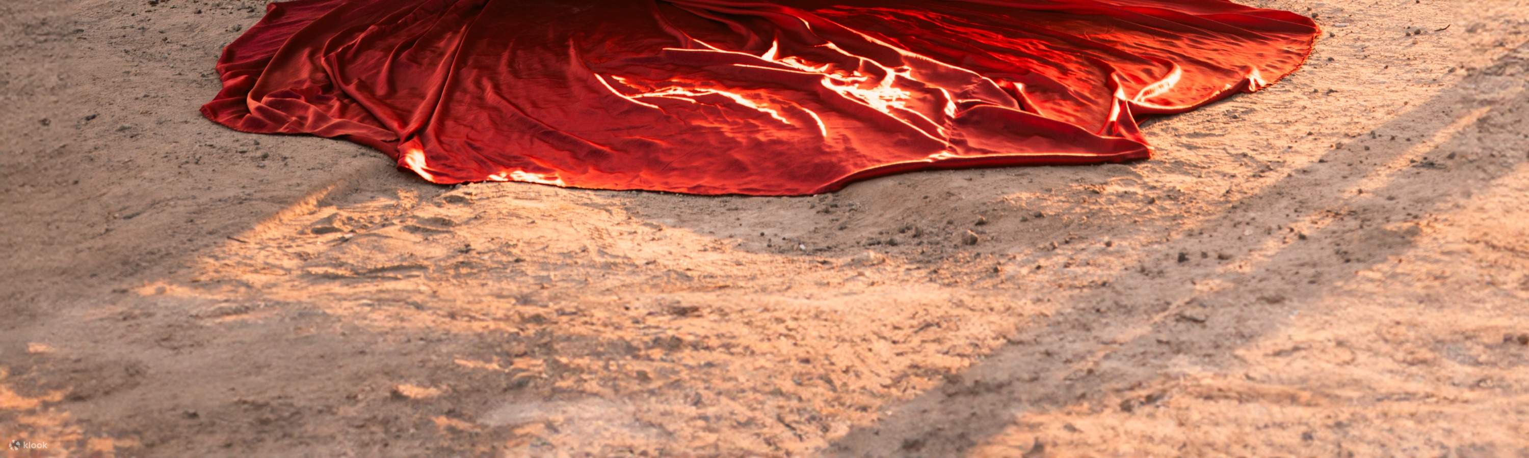 ผ้าซาตินพลิ้วไหวและแสงธรรมชาติ ผสานรวมกันเพื่อสร้างสรรค์ช่วงเวลาแห่งบรรณาธิการอันเป็นเอกลักษณ์