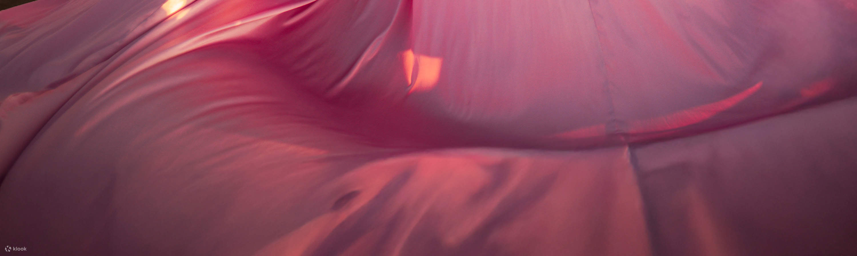 เผยความพลิ้วไหวอย่างนุ่มนวลและความสง่างามที่โดดเด่นในชุดผ้าซาตินที่เปล่งประกาย