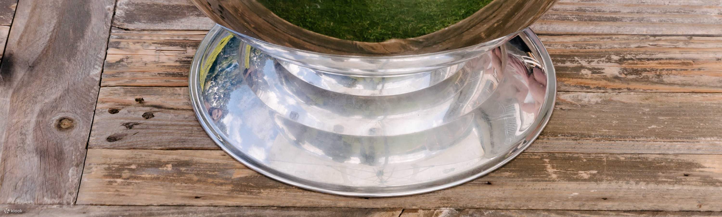 在图洛克酒庄的酒窖门口，一段丰富的葡萄酒酿造历史正等待着您