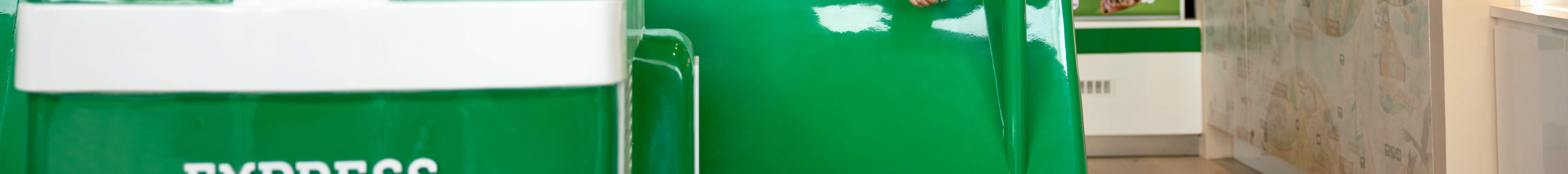 Двое детей едят мороженое