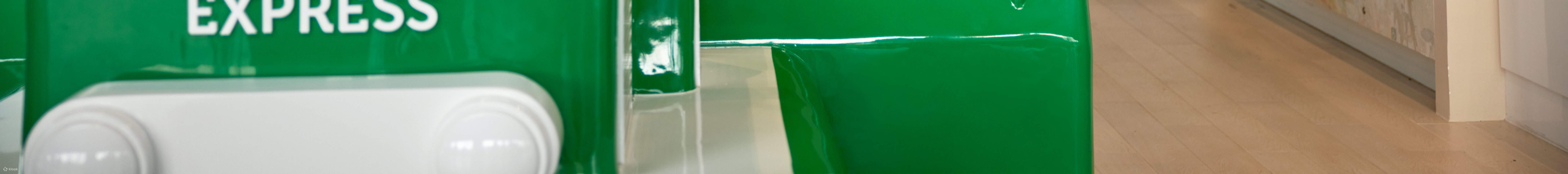 deux enfants mangeant une glace