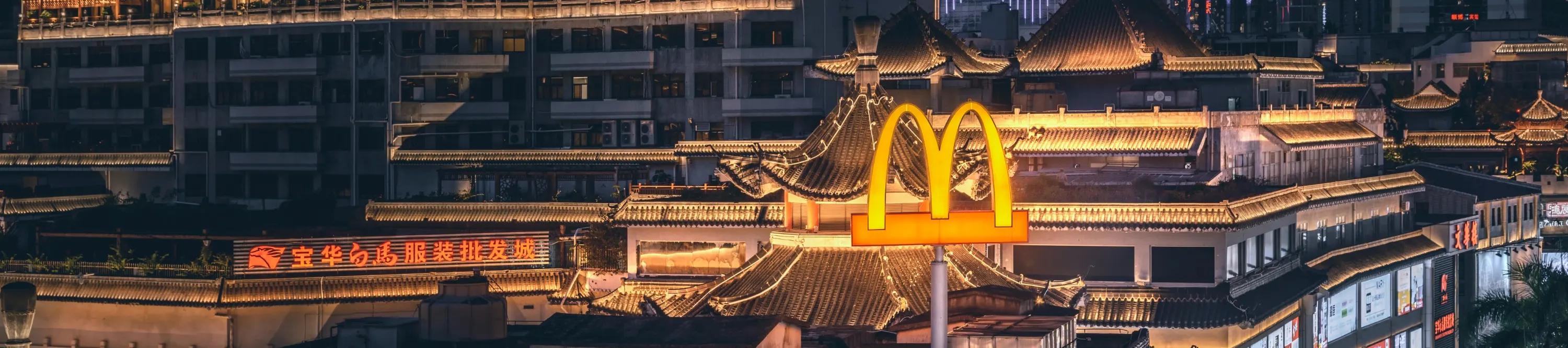 穿梭于东门老街购物寻宝
