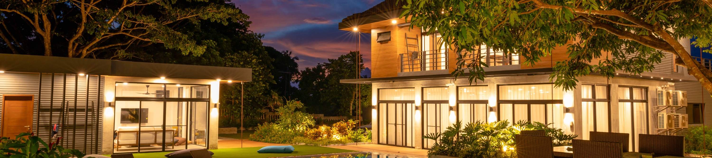 수영장과 주택의 야경