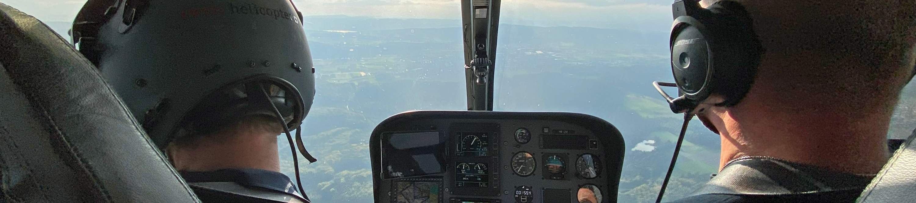 ヘリコプターフライトのパイロットとガイド