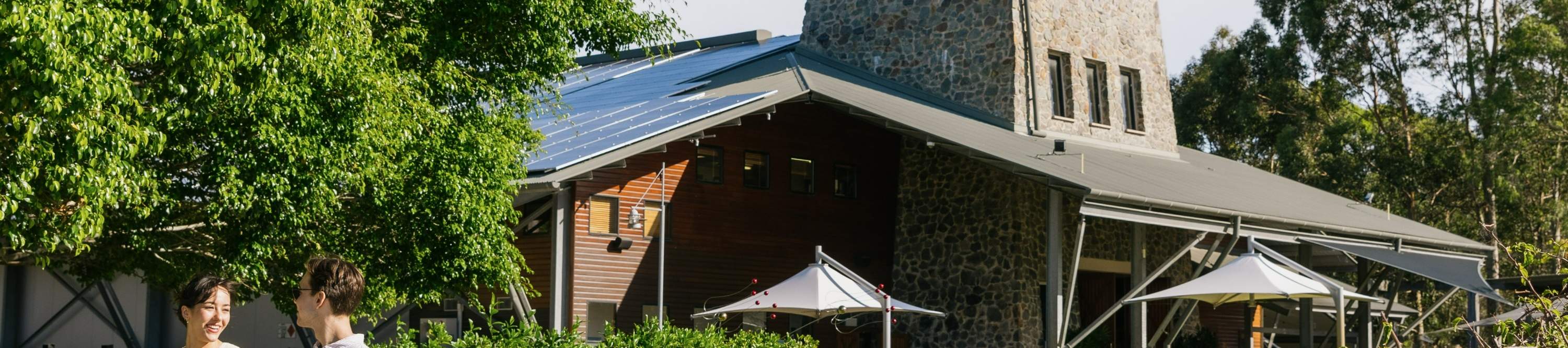 Посетите винный погреб, чтобы попробовать и приобрести лучшие вина винодельни Sirromet Winery