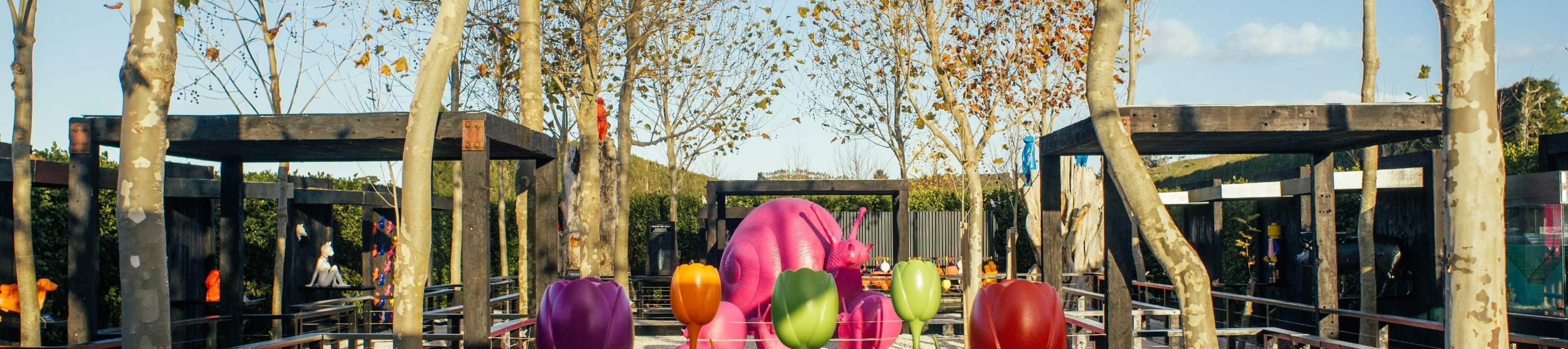 Explorez des œuvres d'art captivantes dans le charmant village d'art de Matakana