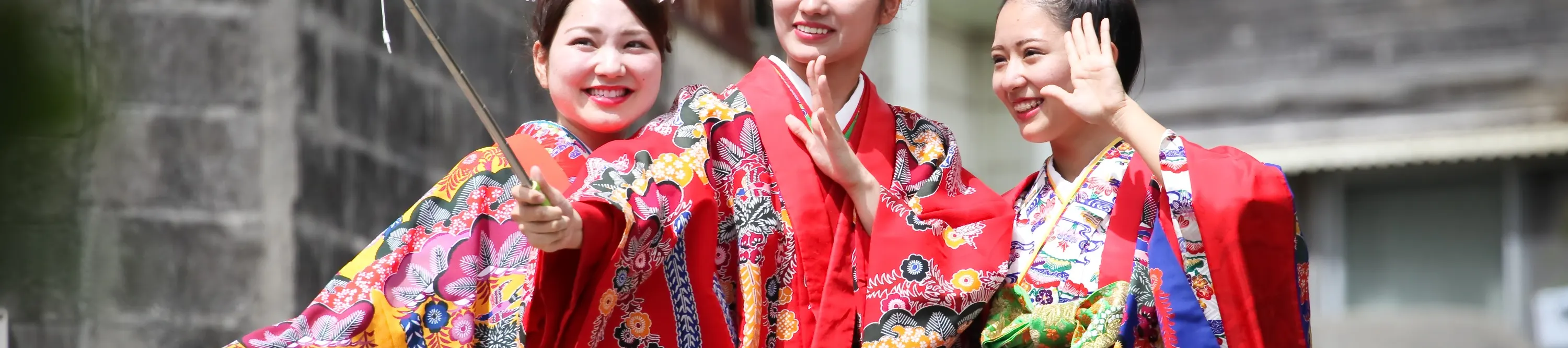 您可以轻松穿上冲绳琉球时期的民俗服饰，也可以进行全方位的穿衣体验和拍摄。