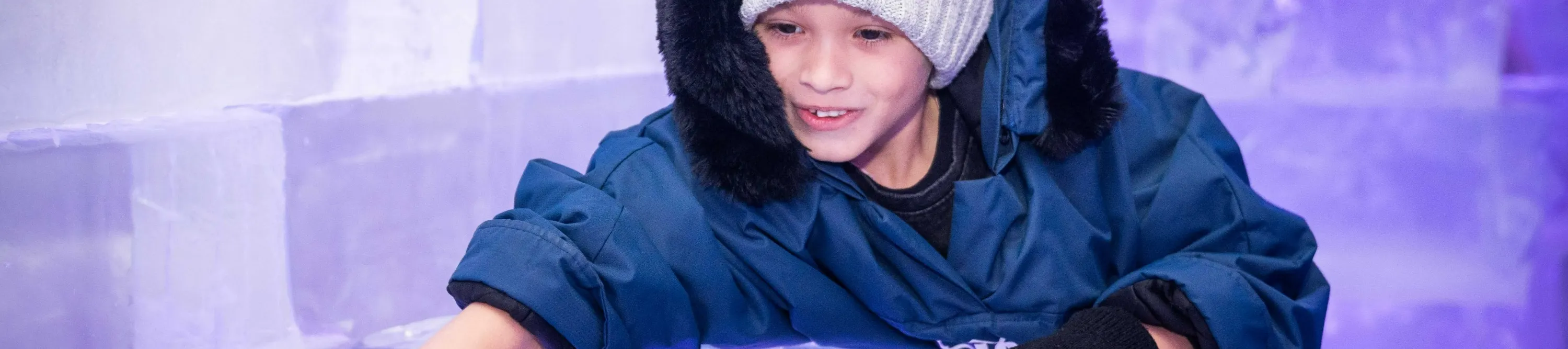 与朋友在令人惊叹的冲浪者天堂 IceBar 享受凉爽的夜晚