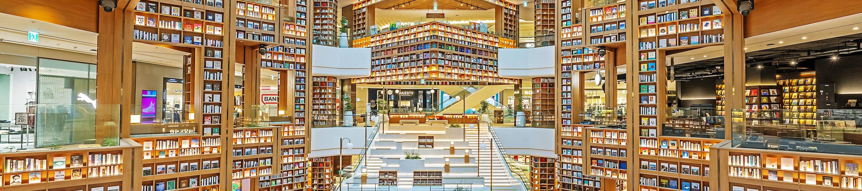 誰もが無料で楽しめる、人々が集い、リラックスしながら本を通じて交流できる文化的な空間です。