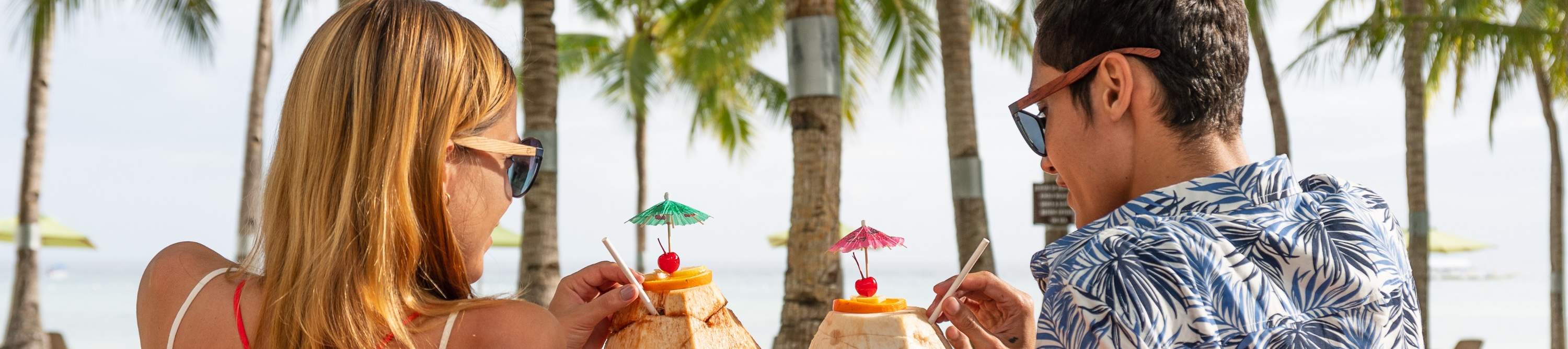 Uống cocktail trên bãi biển