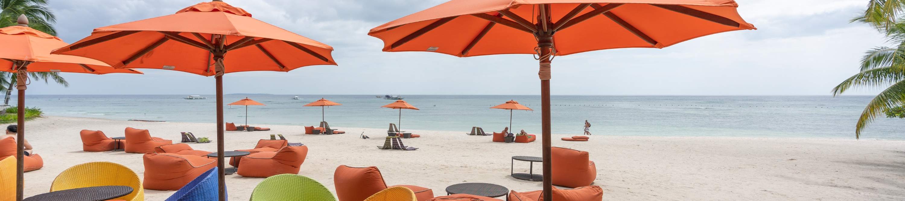 bersantai di tepi pantai South Palms