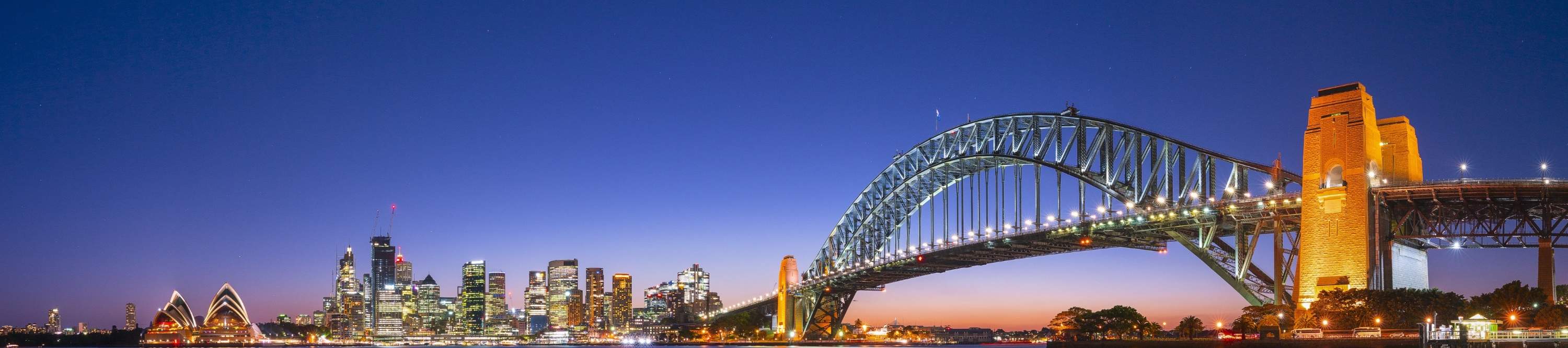 Goditi la vivace atmosfera di Circular Quay con scintillanti viste sul lungomare di notte