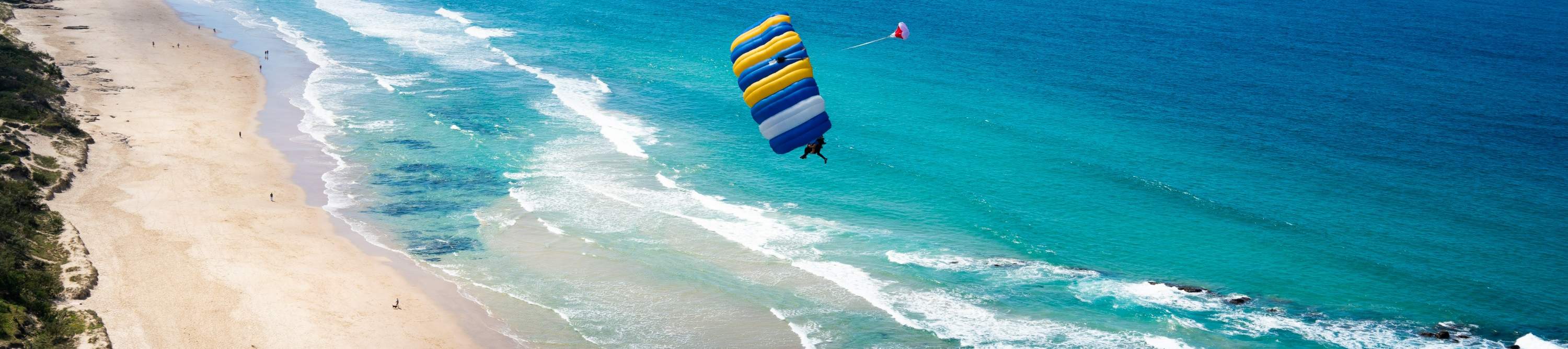 Melambung tinggi di atas keindahan pantai dalam pengembaraan terjun udara tandem yang mendebarkan