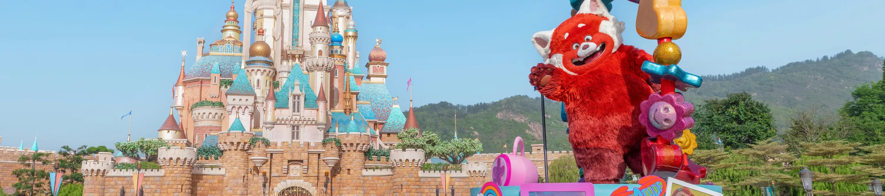 メイが香港ディズニーランドにやって来ました！この愛らしいレッサーパンダの活躍をお見逃しなく
