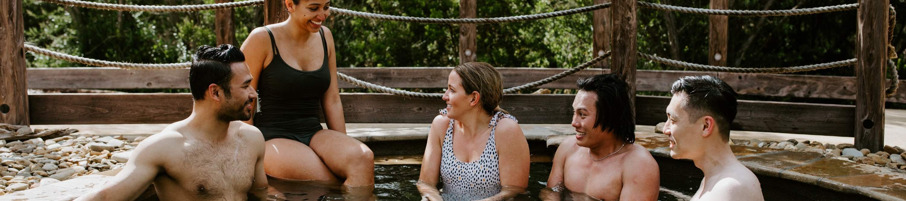 Plongez dans les eaux minérales apaisantes de Peninsula Hot Springs pour une expérience revitalisante.