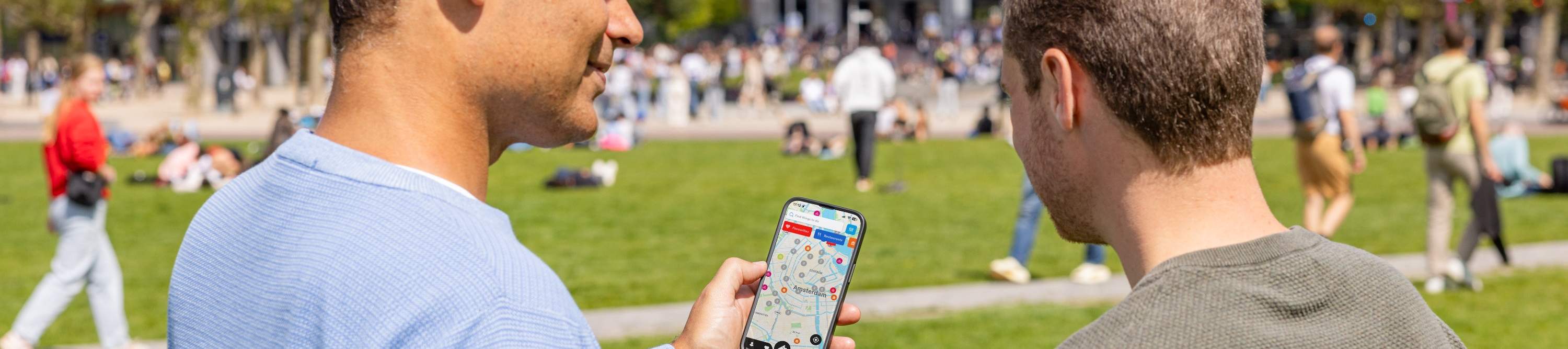 khách du lịch hỏi đường