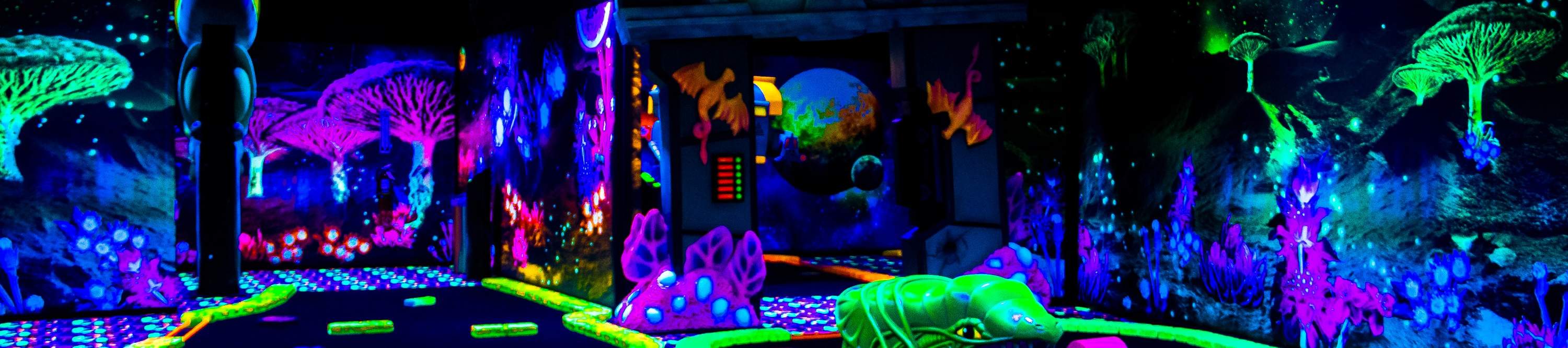 Trải nghiệm cảm giác hồi hộp của trò chơi mini golf neon blacklight với màu sắc rực rỡ và những thử thách thú vị