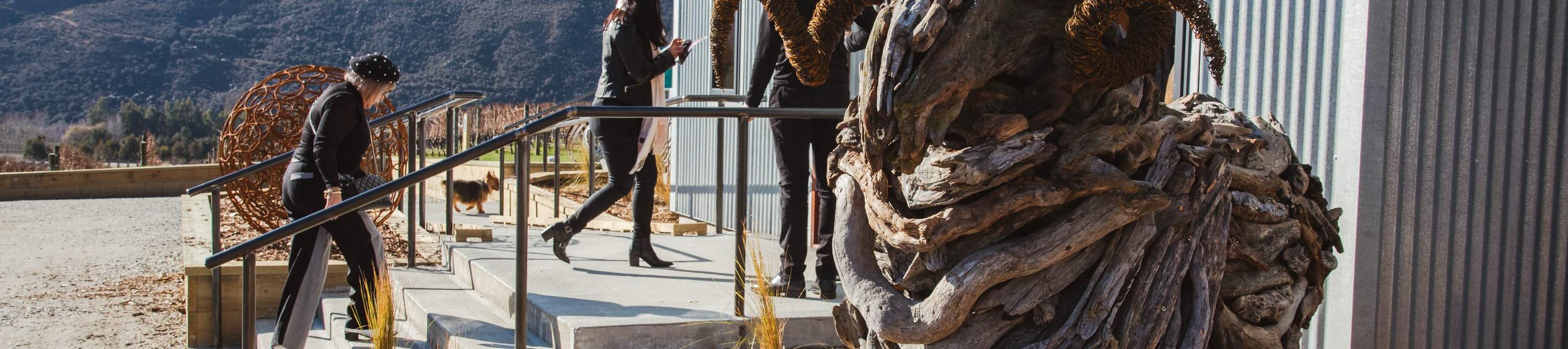 personnes entrant dans un domaine viticole