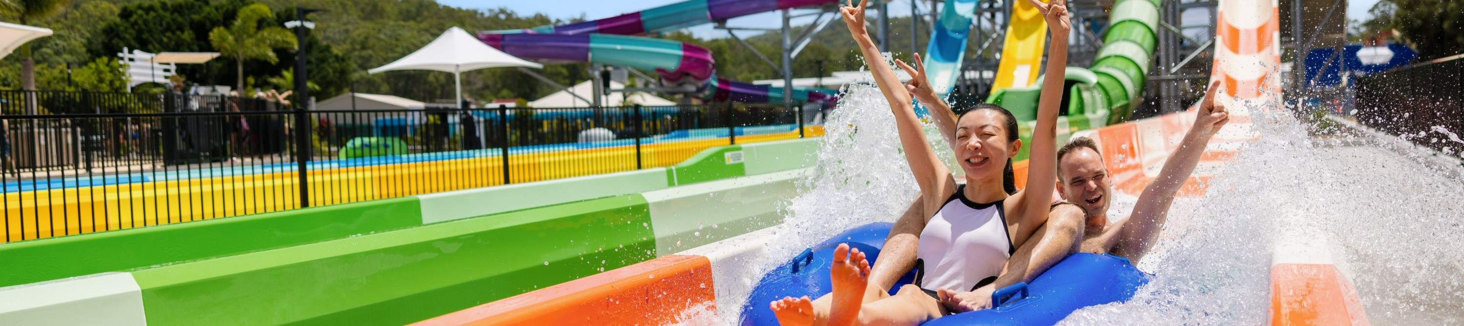 Raddoppia il divertimento con curve e torsioni intense sullo scivolo acquatico Double Barrel