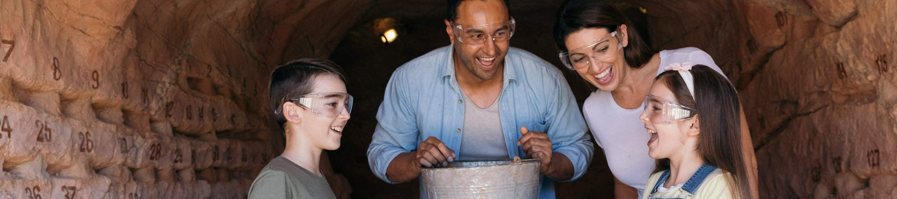 Entdecken Sie die Geheimnisse des Opalabbaus, eine farbenfrohe Reise in die Welt der kostbaren australischen Edelsteine.