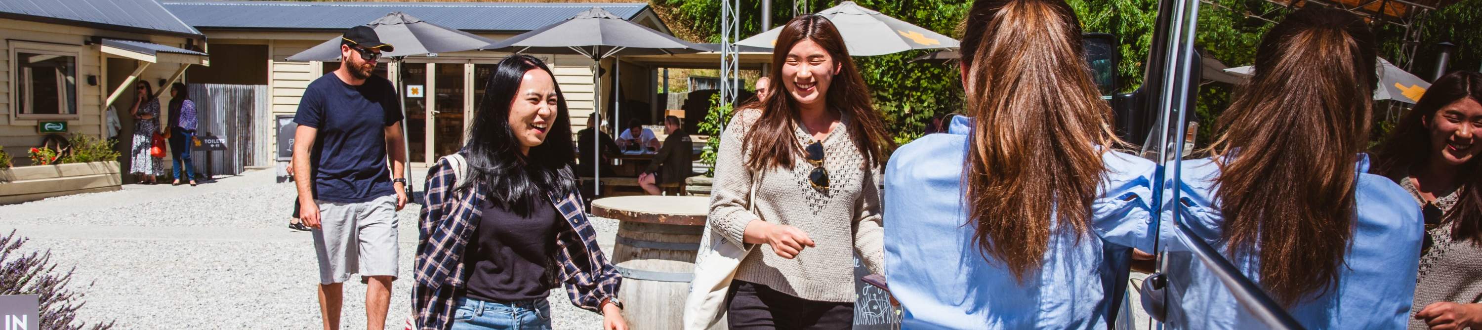 ผู้คนกำลังเดินขึ้นรถโค้ช