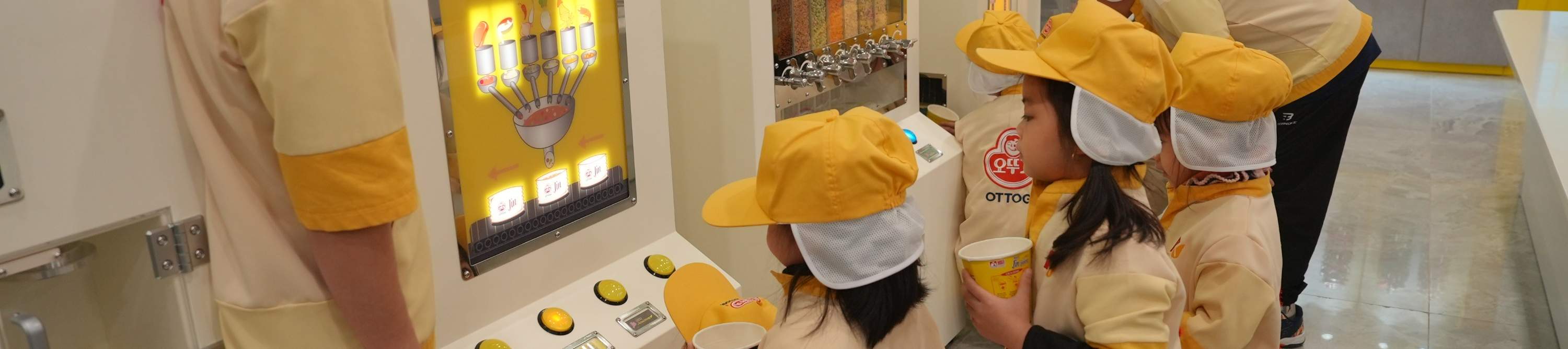 Immergiti nelle deliziose e incantevoli isole con la speciale ricetta ramen presso l'Ottogi Ramen R&D Center. Qui, i nostri giovani esperti culinari possono ricercare e sviluppare liberamente prodotti di pasta di alta qualità con il marchio Ottogi.