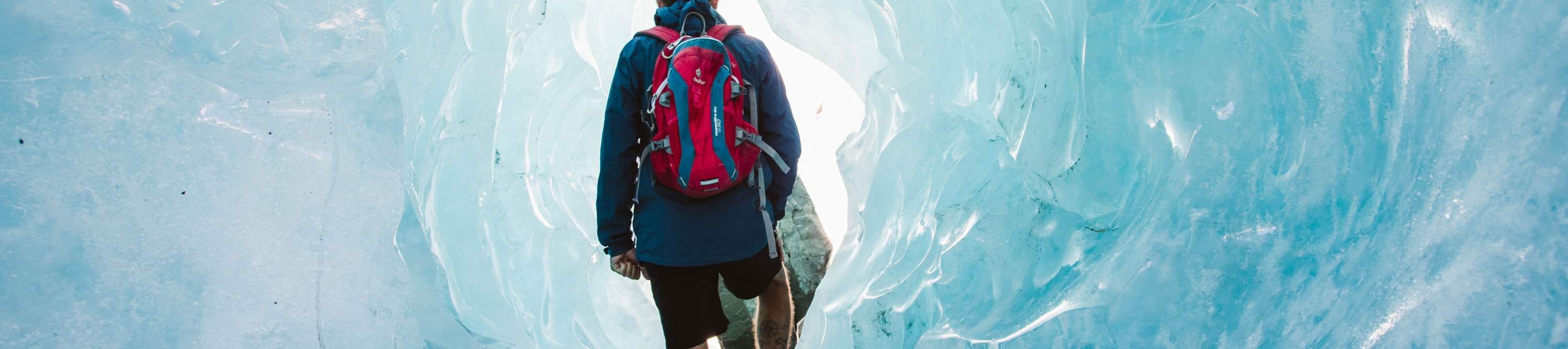 Promenez-vous dans une grotte de glace lors de cette randonnée en hélicoptère