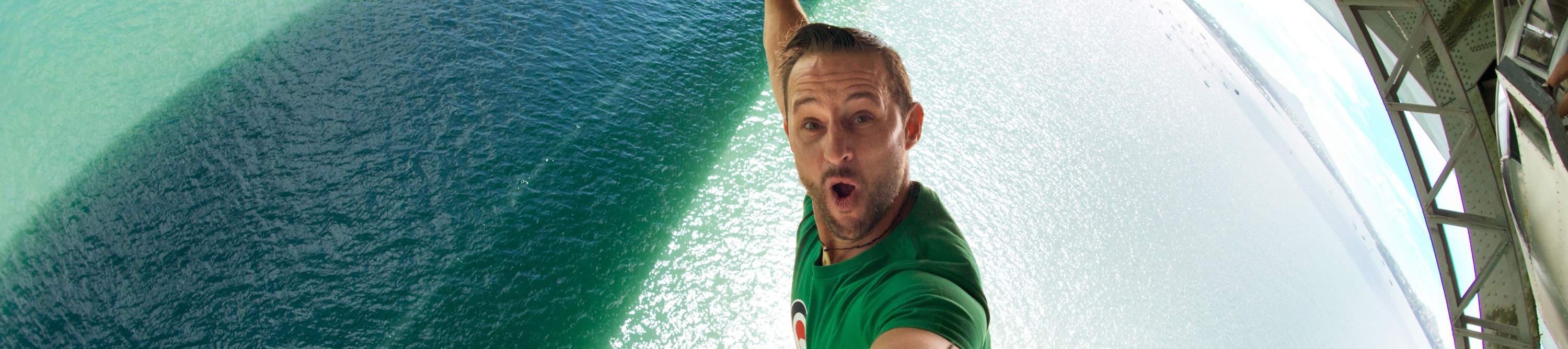 người đàn ông nhảy bungy cầu Auckland Bungy