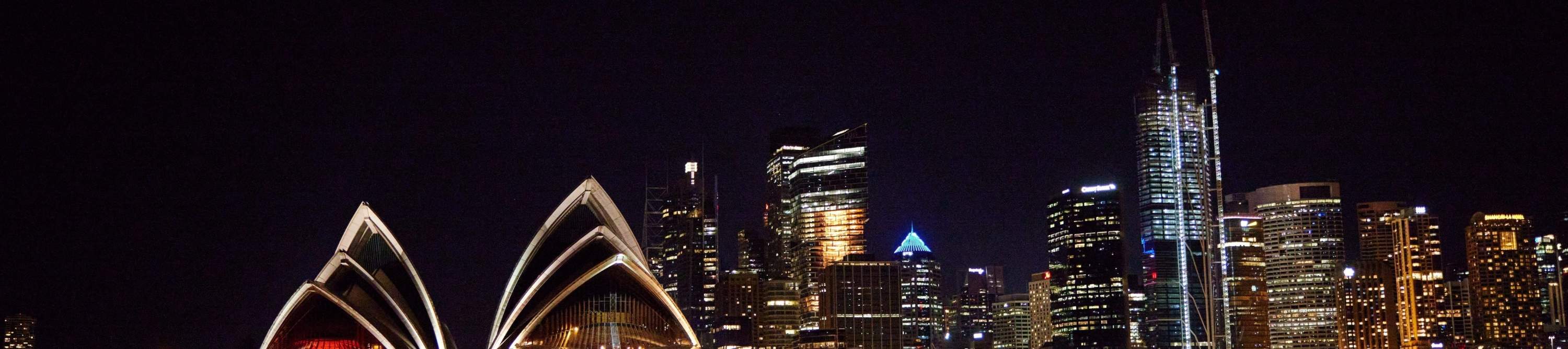 Scopri il fascino di Milsons Point con viste notturne mozzafiato sul porto di Sydney