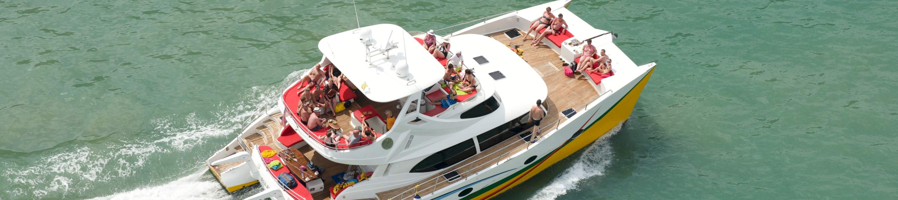 ล่องเรือชมพระอาทิตย์ตกดิน พร้อมกิจกรรมบานาน่าโบ๊ท/พายเรือคายัค ที่ลังกาวี