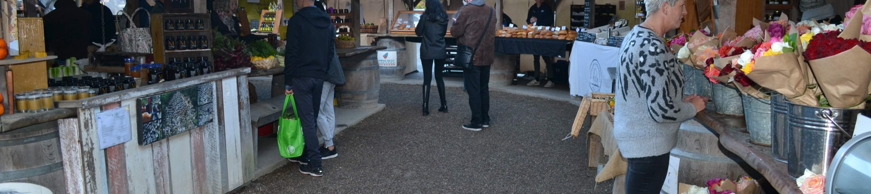 Dégustation de délices frais et gastronomiques sur des marchés fermiers animés