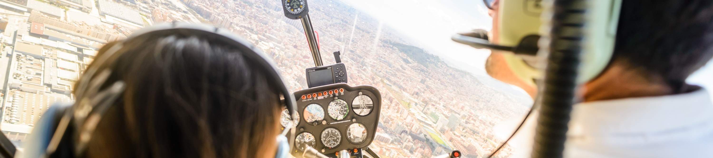 Le pilote dirige l'hélicoptère vers la gauche.