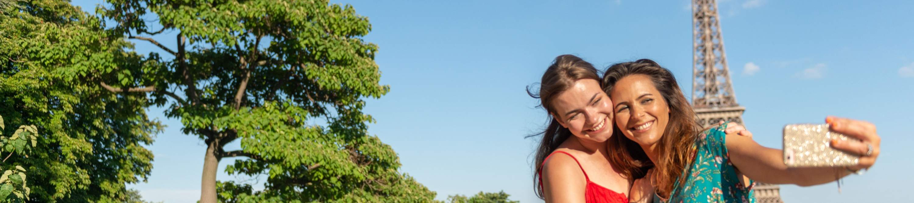 Amis prenant un selfie avec la Tour Eiffel