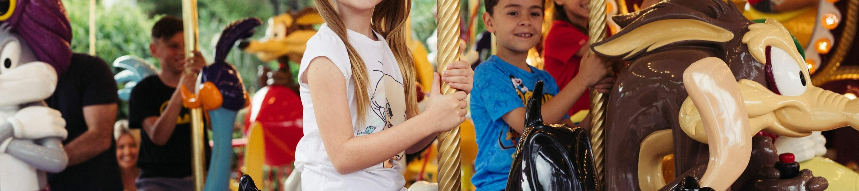 Goditi un giro stravagante sulla giostra Looney Tunes, perfetta per tutte le età