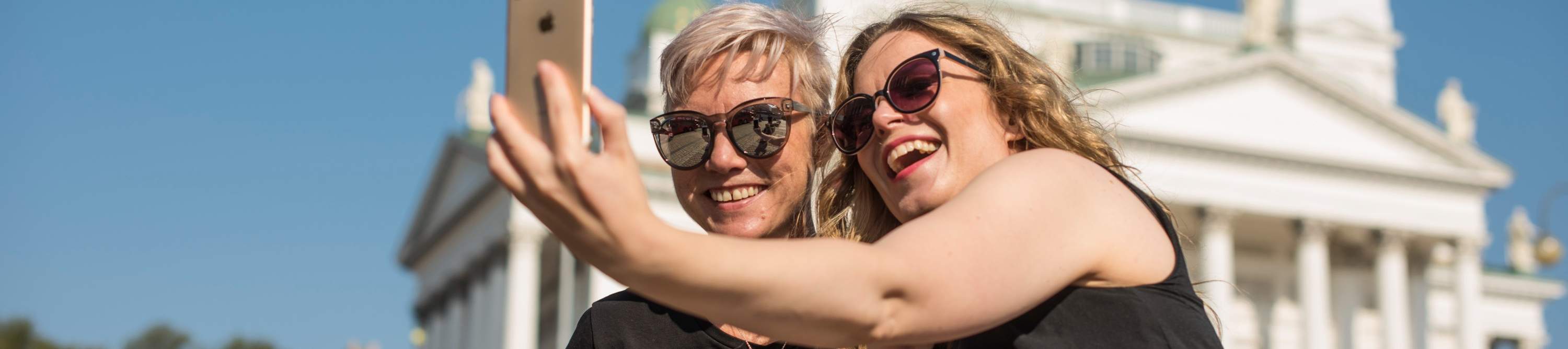 Prendre un selfie devant un monument