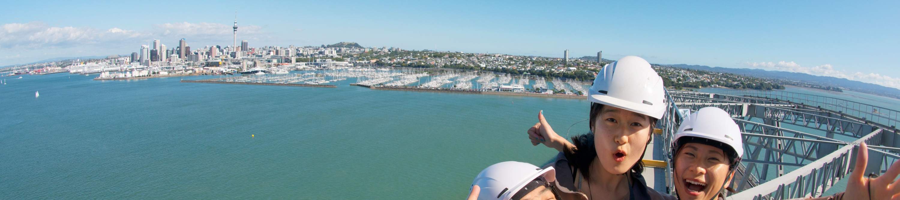 Amigos tomándose una selfie en la escalada al puente de Auckland