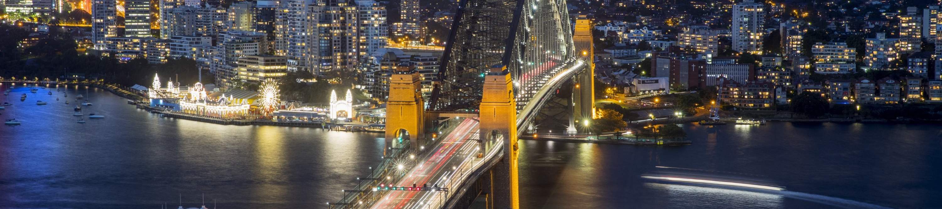 Lasciati incantare dall'Harbour Bridge illuminato sotto il cielo notturno