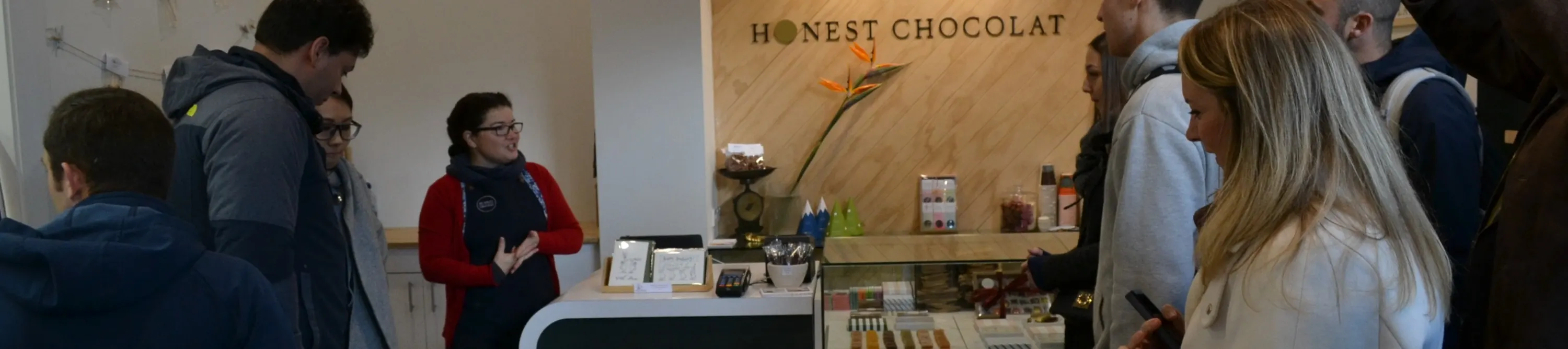 在阳光照射下品尝精致的葡萄酒和手工奶酪