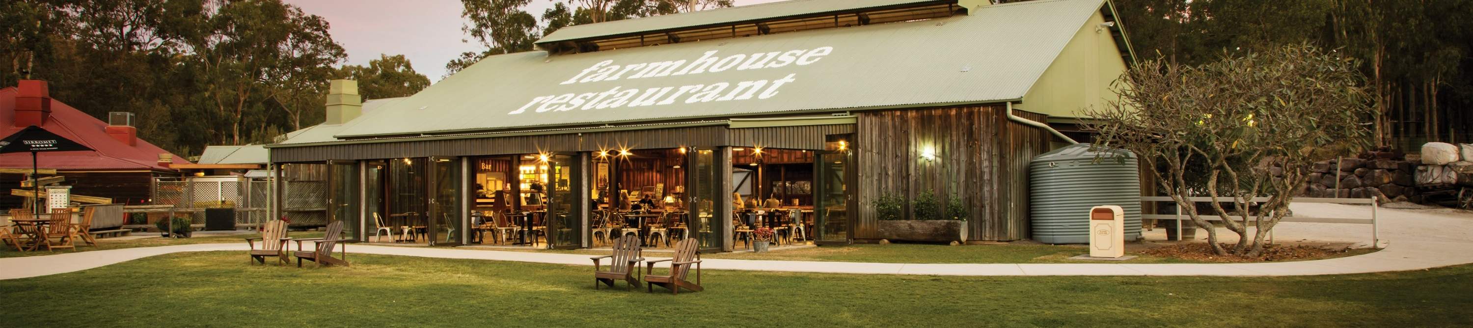 진정한 시골 식사 경험을 제공하는 Farmhouse Restaurant에서 투박한 분위기 속에서 푸짐한 호주 요리를 맛보세요.